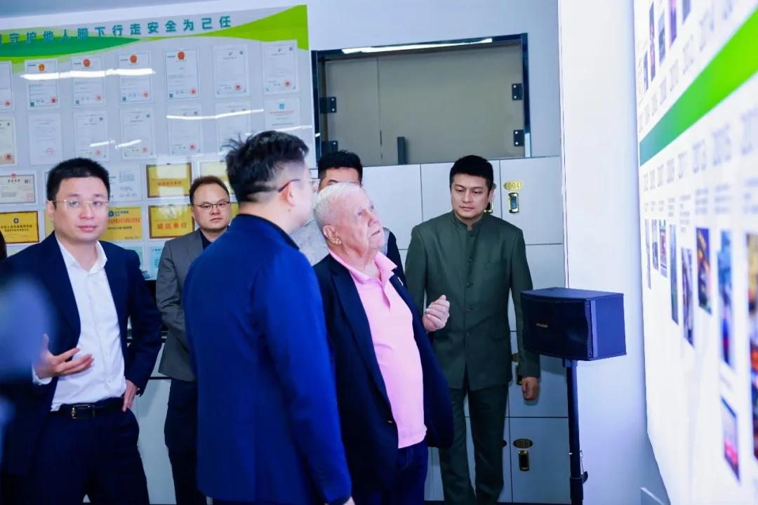 世界知名投资人罗杰斯空降上海5
